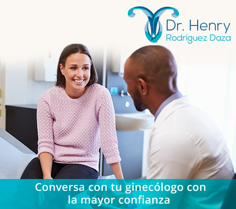 Paciente conversando en consulta con su gineclogo en Bogot