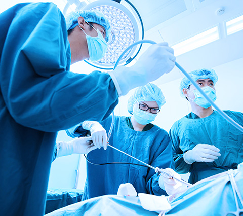 Cirugía laparoscópica ginecológica en Bogotá, médicos operando