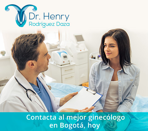 Paciente conversando con ginecólogo en Bogotá