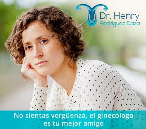 Mujer preocupada porque no sabe qué ginecólogo en Bogotá elegir