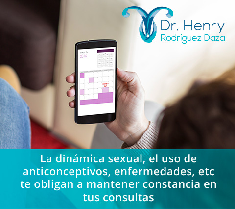 Paciente de ginecología Bogotá revisando calendario