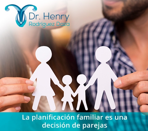 Planifica tu familia con la ginecología Bogotá Pareja sosteniendo figura familiar, ginecología Bogotá